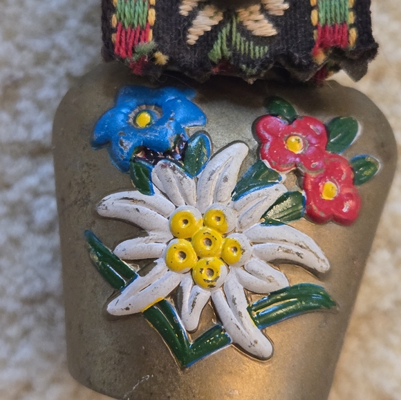 Swiss Brass Cowbell Keychain Fob Painted Embroidered Ribbon Gift Keyring - Picture 4 of 7